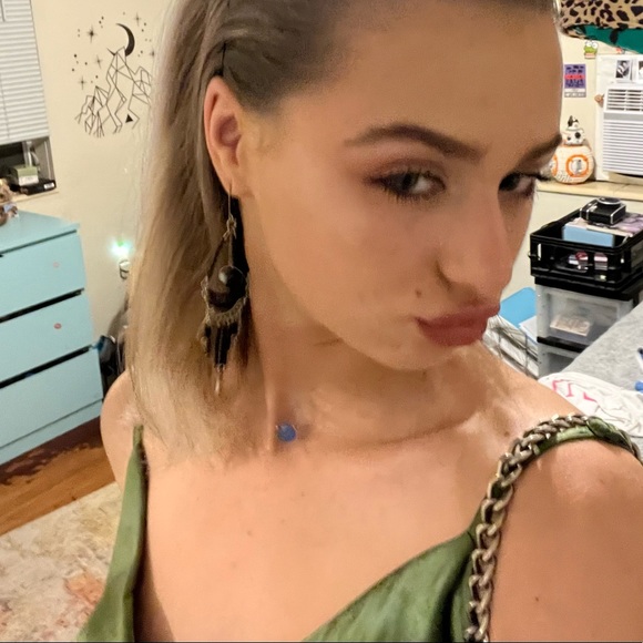 🧿Your Posher, Milah Schrader🌈🌷Welcome to my closet!🍄🌙🪴 ☆.。.:*・°☆.。.:*・°☆.。 - Picture 4 of 4